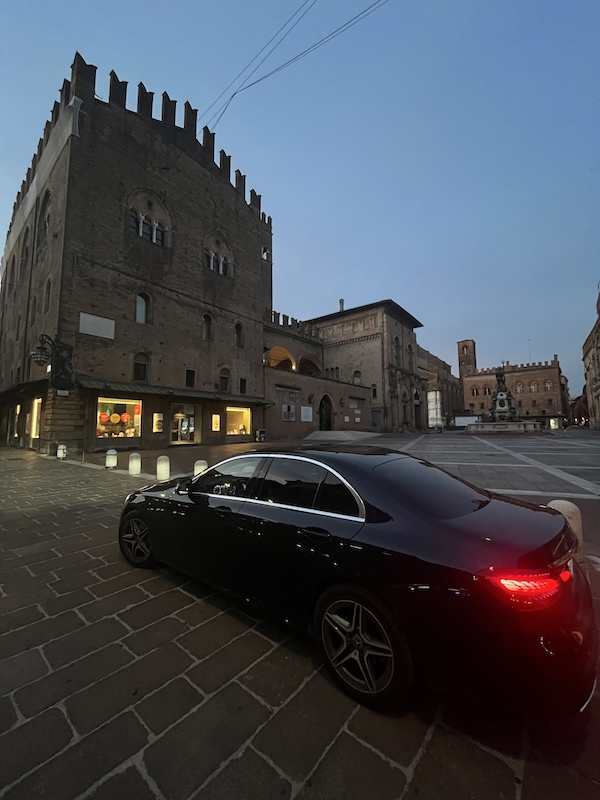 Auto Blu Piazza Maggiore Bologna
