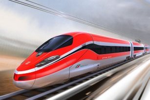 treno in arrivo ncc auto blu stazione Bologna Centrale dove ci sarà Mazzanti ad attendere