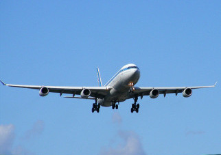 aereo in atterraggio ncc auto blu aeroporto Bologna Marconi 